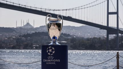 Le trophée de la Ligue des champions à Istanbul, sur les bords du Bosphore le 21 avril 2021. (ONUR COBAN / ANADOLU AGENCY)