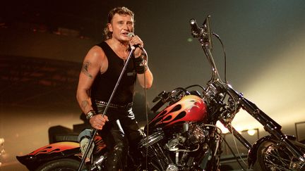 Johnny Hallyday se produit sur la scène du Palais Omnisport de Paris-Bercy le 15 septembre 1992 (FRANCOIS XAVIER MARIT / AFP)