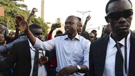 Ousmane Sonko (au centre), un des rares opposants autorisés à participer à la présidentielle. Son quartier général à Dakar a été dévasté par des hommes armés dans la nuit du 23 au 24 janvier 2019. (SEYLLOU / AFP)