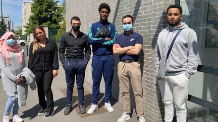 (De gauche à droite)&nbsp;Bushra Iqbal, Julie Falck, Leonardo Jovanovic, Job Mfina, Pierre&nbsp;Rochette et Abel Ladouce, devant la mission locale de Clichy-sous-Bois (Seine-Saint-Denis), le 28 mai 2021. (ELISE LAMBERT / FRANCEINFO)