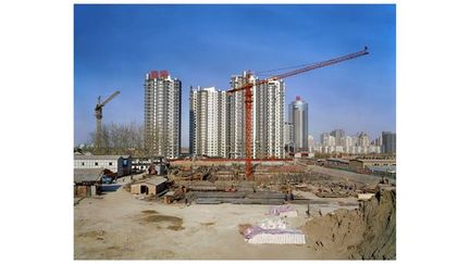 En Chine, on détruit les hutongs (ruelles anciennes) et parfois des villages entiers pour construire des quartiers modernes. Ai Weiwei a photographié les immenses terrains vagues, &quot;paysages provisoires&quot;, qu&#039;on voit entre la démolition et la reconstruction
 (Ai Weiwei)