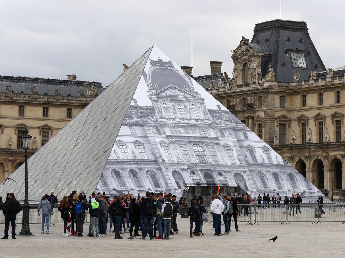 Jr Fait Disparaitre La Pyramide Du Louvre