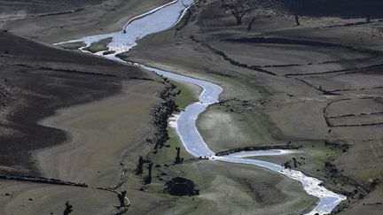 La rivière Bibei&nbsp;asséchée, dans le nord-ouest de l'Espagne, le 27 octobre 2017. (MIGUEL RIOPA / AFP)