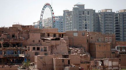 Vieille ville de Kashgar (Xinjiang) sur fond de nouveaux immeubles. (REUTERS/Carlos Barria)