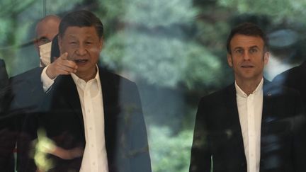 Le président français Emmanuel Macron et son homologue chinois Xi Jinping lors d'une cérémonie du thé à la résidence du gouverneur de la province de Guandong, à Canton, le 7 avril 2023. (THIBAULT CAMUS / AFP)