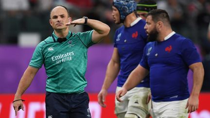 L'arbitre sud-africain Jaco Peyper lors du quart de finale du mondial de rugby Galles-France, le 20 octobre 2019, à Oita (Japon). (CHARLY TRIBALLEAU / AFP)