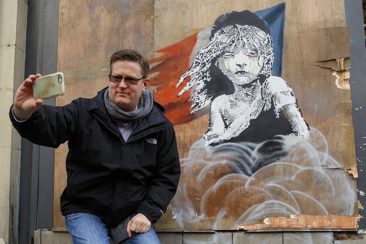 Une œuvre de Banksy sur la façade d'un immeuble en travaux, proche de l'ambassade de France à Londres, lundi 25 janvier 2016.&nbsp; (TOLGA AKMEN / ANADOLU AGENCY / AFP)