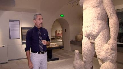 Jean-Pierre Loustaud devant l'une des statues qu'il a découvertes
 (France 3)