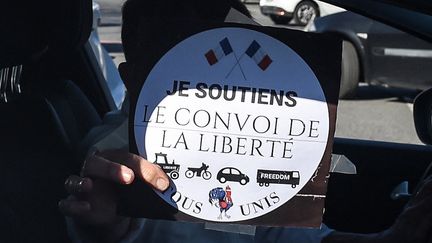 Un participant au "convoi de la liberté" à bord de sa voiture, au départ de Bayonne vers Paris, le 9 février 2022. (GAIZKA IROZ / AFP)