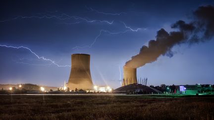 Un orage au-dessus de la centrale de Civaux (Vienne), en janvier 2016. (XAVIER DELORME / BIOSPHOTO / AFP)