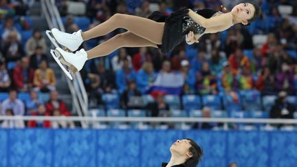 Le couple de patineurs chinois Pang Qing et Tong Jian effectuent une figure lors du programme court, le 11 f&eacute;vrier 2014. (BUKAJLO FREDERIC / SIPA)