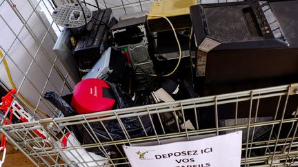 Une collecte d'appareils électriques et électroniques à Paris. (BRUNO LEVESQUE / MAXPPP)