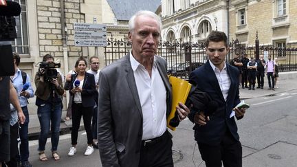 Jean-Paul de la Tessonnière, l'avocat de Muriel Bolle, quitte la cour d'appel de Dijon le 4 août 2017. (PHILIPPE DESMAZES / AFP)