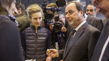 &nbsp; (François Hollande goûte les fromages des producteurs au Salon de l'agriculture. © MaxPPP)