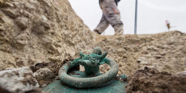 Chaudron en bronze étrusque découvert dans une bronze princière du Ve siècle avant notre ère à Lavau (Aube).
 ( Denis Gliksman, Inrap)