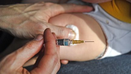 Un médecin vaccine un enfant à Quimper, le 3 octobre 2017. (FRED TANNEAU / AFP)