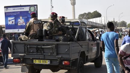 La garde républicaine ivoirienne patrouille dans les rues de Bouaké (Côte d'Ivoire), le 14 janvier 2017. (SIA KAMBOU / AFP)