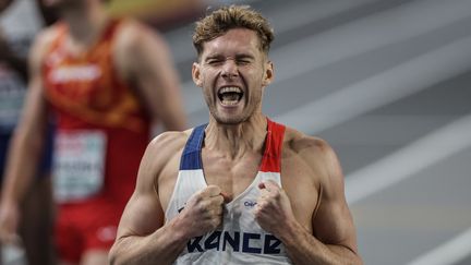 Le Français Kevin Mayer, après sa victoire au classement général du 1 000 mètres hommes au championnat d'Europe en salle à Istanbul, le 5 mars 2023. (OLIVER WEIKEN / DPA / MAXPPP)