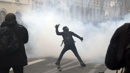 Des heurts en marge de la manifestation contre la loi sur la réforme du Code du travail, à Paris, le 31 mars 2016. (CHRISTOPHE ENA /AP / SIPA)