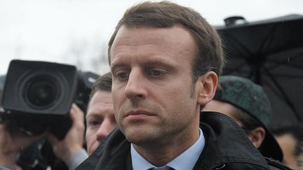  (Emmanuel Macron samedi soir devant le mémorial improvisé place de la République © CHRISTOPHER KUHN/SIPA)