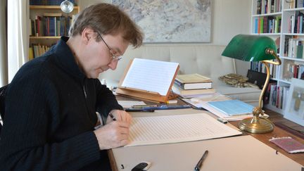 Le compositeur Franck Krawczyk en pleine écriture.
 (Plein Jour)