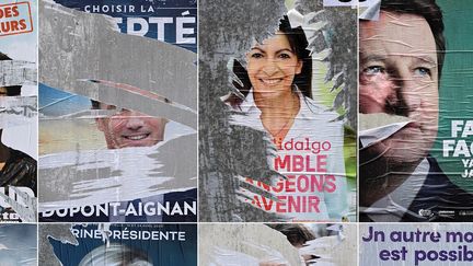 Affiches pour le premier tour de l'élection présidentielle, à Paris le 10 avril 2022 (EMMANUEL DUNAND / AFP)