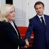 Marine Le Pen et Emmanuel Macron au palais de l'Élysée, le 21 juin 2022, deux jours après les dernières élections législatives. (LUDOVIC MARIN / POOL / MAXPPP)