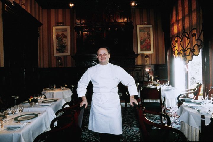 Le chef Joël Robuchon dans son restaurant à Paris en 1995. 
 (Pierre BOUSSEL / AFP)