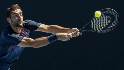 Le Croate Marin Cilic en défense à l'Open d'Australie, le 20 janvier 2022. (BRANDON MALONE / AFP)