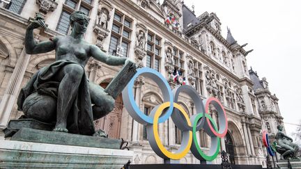 Les anneaux olympiques devant la mairie de Paris, le 13 mars 2023, annonciateurs des jeux olympiques de 2024 (photo d'illustration). (ALAIN JOCARD / AFP)