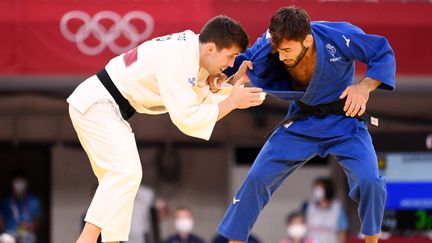 Le judoka français Luka Mkheidze (en bleu) lors du tournoi olympique,&nbsp;le 24 juillet 2021 à Tokyo (Japon). (MILLEREAU PHILIPPE / KMSP / AFP)