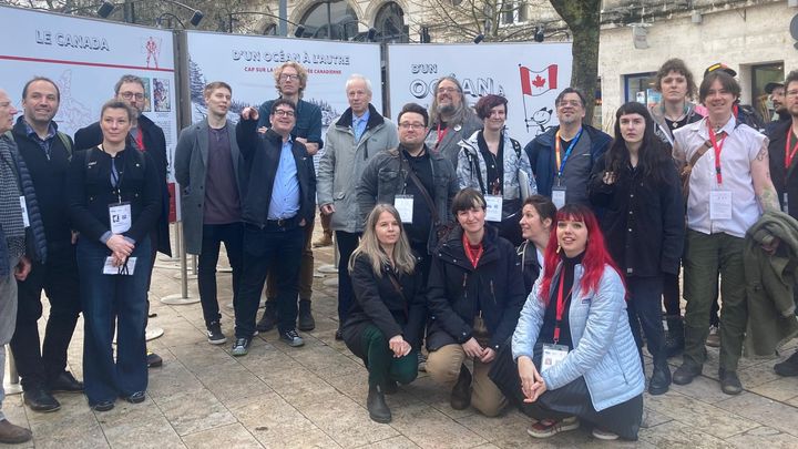 Auteurs canadiens sur le parvis de l'hôtel de ville d'Angoulême, le 25 janvier 2024. (MOHAMED BERKANI)