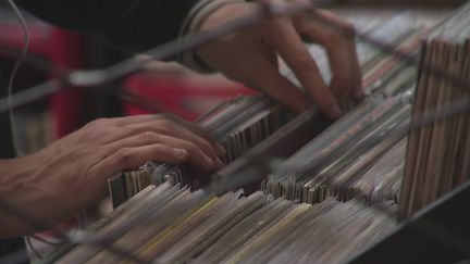 De plus en plus de mélomanes viennent acheter des vinyles pour Noël. (FRANCEINFO)