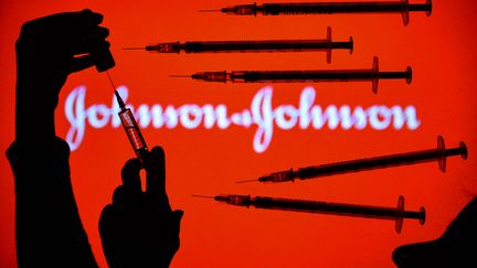 Le logo du laboratoire Johnson &amp; Johnson, le 5 février 2021 à Dublin (Irelande).&nbsp; (ARTUR WIDAK / NURPHOTO / AFP)