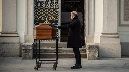 En Italie, comme ici à Seriate,&nbsp;les&nbsp;funérailles se déroulent avec un seul parent en raison du coronavirus, le 20 mars 2020 (photo d'illustration). (NICOLA MARFISI / MAXPPP)