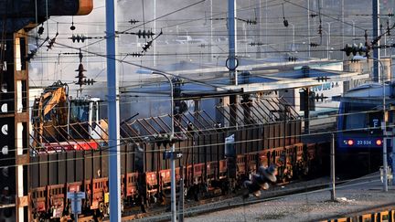 La fumée s'élevant d'un wagon incendié en gare de Valenciennes (Nord), le 25 mars 2022. (FRANCOIS LO PRESTI / AFP)