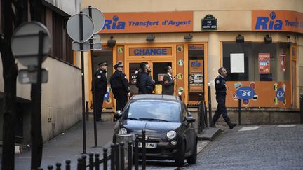 Des policiers&nbsp;autour du commissariat de la Goutte d'Or, où un individu&nbsp;a été abattu, jeudi 7 janvier, après avoir tenté d'agresser un policier.&nbsp; (LIONEL BONAVENTURE / AFP)