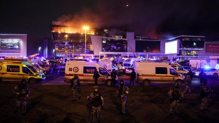 Les services de secours devant le complexe Crocus City Hall, près de Moscou, le 22 mars 2024. (STRINGER / AFP)