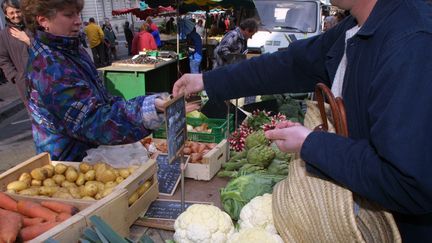 Une maraichère vend ses légumes sur le marché de Saumur (Val-de-Loire). (MAXPPP)