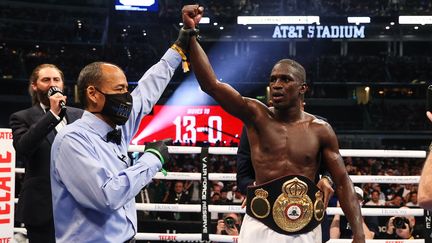 Le&nbsp;boxeur français Souleymane Cissokho célèbre sa victoire contre le britannique Kieron Conway au AT&amp;T Stadium d'Arlington, au Texas, le 8 mai 2021. (ED MULHOLLAND / MATCHROOM BOXING / AFP)