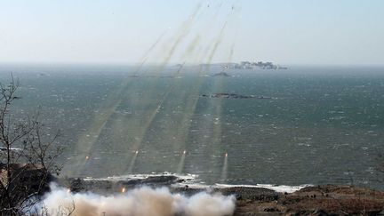 Tirs d'essai de l'artillerie nord-cor&eacute;enne en direction des &icirc;les&nbsp;Daeyeonpyeong et&nbsp;Baengnyeong appartenant au voisin sud-cor&eacute;en, le 14 mars 2013. (KCNA / REUTERS)