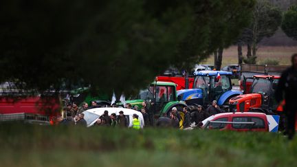 Des agriculteurs et des secours à Pamiers (Ariège), le 23 janvier 2024. (VALENTINE CHAPUIS / AFP)