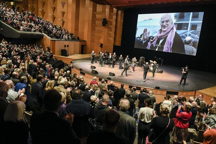 L'Auditorium de Lyon ovationne Bertrand Tavernier à l'occasion de la soirée lui rendant hommage. (JOËL PHILIPPON / MAXPPP)