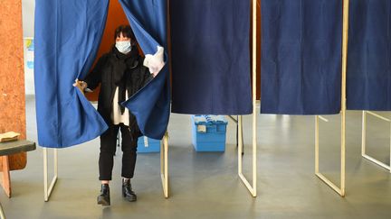 Dans un bureau de vote de Bordeaux (Gironde), le 15 mars 2020, lors du premier tour des élections municipales. (NICOLAS TUCAT / AFP)