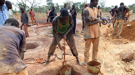 Des mineurs sur le site aurifère de Koflatie au Mali, à quelques kilomètres de la frontière avec la Guinée. Les deux pays sont des hauts lieux du minage artisanal de l'or. (SEBASTIEN RIEUSSEC / AFP)