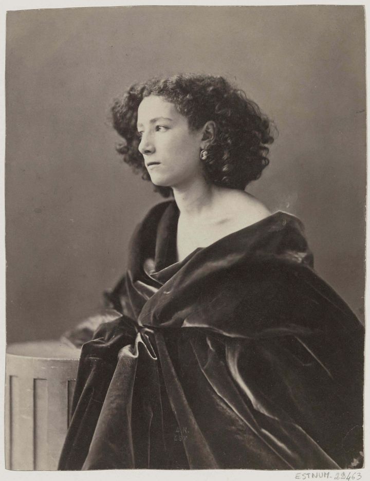 Sarah Bernhardt vers 1864
 (BNF)