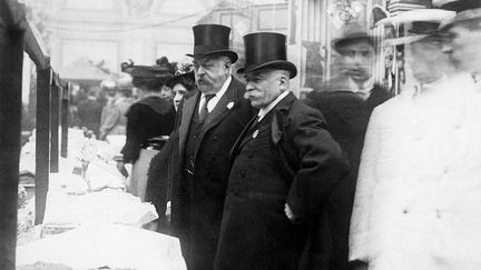 Le chef du Carlton, Auguste Escoffier (à droite) à Londres en 1899, visitant une exposition culinaire à Westminster.&nbsp; (GAMMA-KEYSTONE VIA GETTY IMAGES)