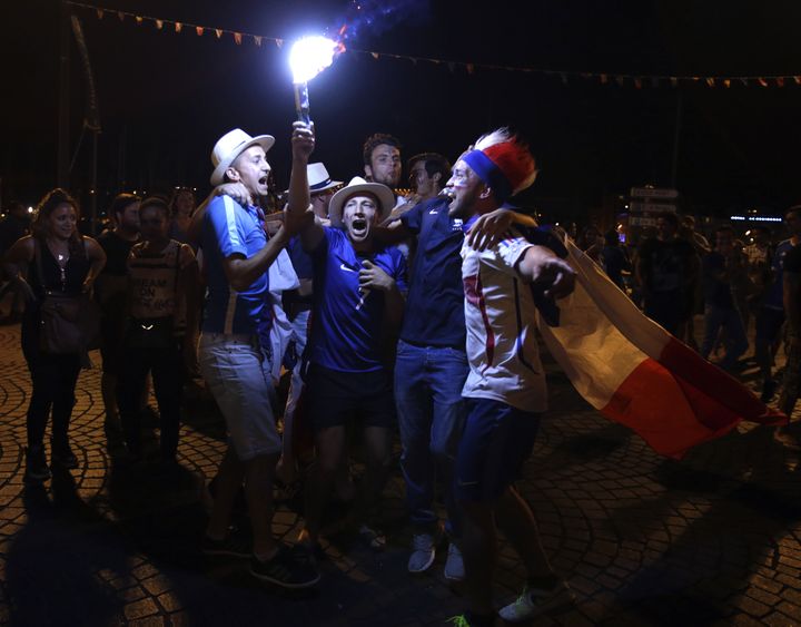 Des supporters français célèbrent la qualification en finale de l'Euro, jeudi 7 juillet 2016 à Marseille. (JEAN CHRISTOPHE MAGNENET / AFP)