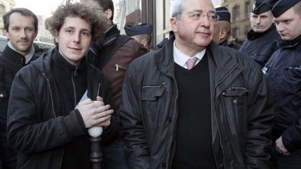 Julien Bayou et Jean-Paul Huchon lors du squatt d'un immeuble avenue Matignon par Jeudi Noir (AFP)