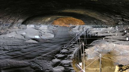 La grotte de Wonderwerk, en Afrique du Sud, o&ugrave; ont &eacute;t&eacute; d&eacute;couvertes des traces de combustion. (AP PHOTO / MICHAEL CHAZEN / SIPA)